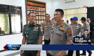 Скачать видео: HUT TNI, Polresta Solo Berikan Kejutan ke Kodim 0735