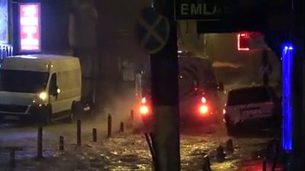 Edremit'te şiddetli yağış; yollar göle döndü, iş yerlerini su bastı