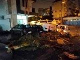 İstanbul'da sağanak ve şiddetli yağış etkili oldu: Çatılar uçtu
