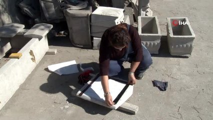 Baba mesleğinin yok olmaması için mezar ustası oldu