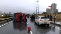 Başakşehir tem yanyolda kaza sonrası kamyonet devrildi