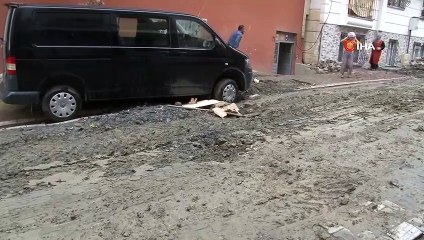 Yağmur sonrası çöken yolda araç askıda kaldı