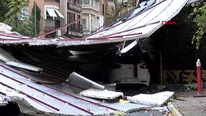 Maltepe'de okulun çatısı uçtu 6 araç hasar gördü