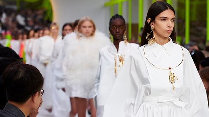 فيديو لعرض فالنتينو الذي يثير البهجة بألوانه وقصاته المرهفة