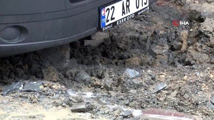 Yağmur sonrası çöken yolda araç askıda kaldı