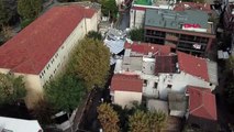 Maltepe'de okulun çatısı uçtu 6 araç hasar gördü