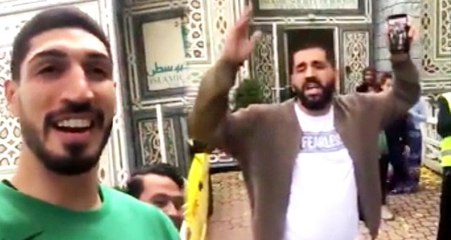Amerika'da FETÖ'cü Enes Kanter'e Cuma namazı sonrası tepki: Babanın camisine gitseydin