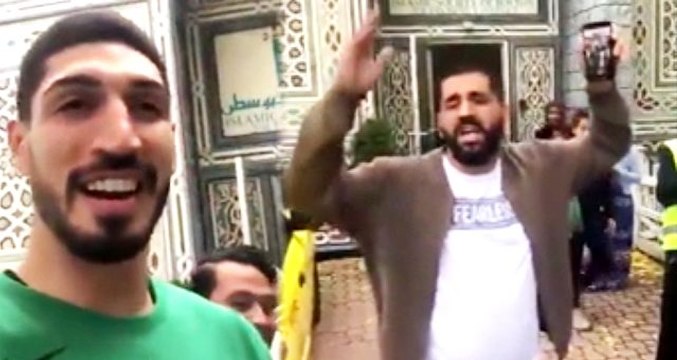 Amerika'da FETÖ'cü Enes Kanter'e Cuma namazı sonrası tepki: Babanın camisine gitseydin