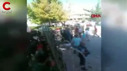 Okul önünde döner bıçaklı kavga kamerada