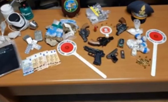 Lucera (FG) - Armi e droga in una carrozzeria: 2 arresti (05.10.19)