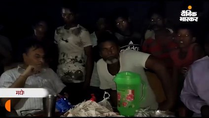 8 दिन बाद बाढ़ देखने पहुंचे अफसर को ग्रामीणों ने गमछा पहनाकर घुमाया