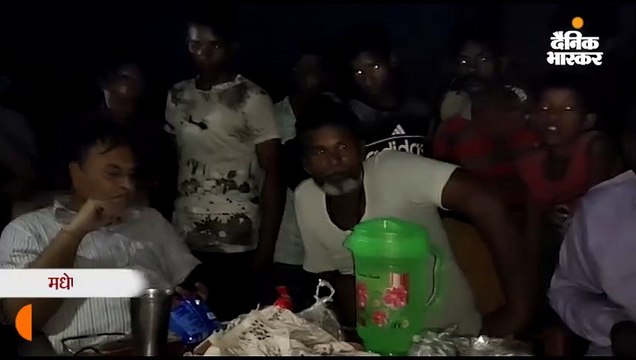 8 दिन बाद बाढ़ देखने पहुंचे अफसर को ग्रामीणों ने गमछा पहनाकर घुमाया