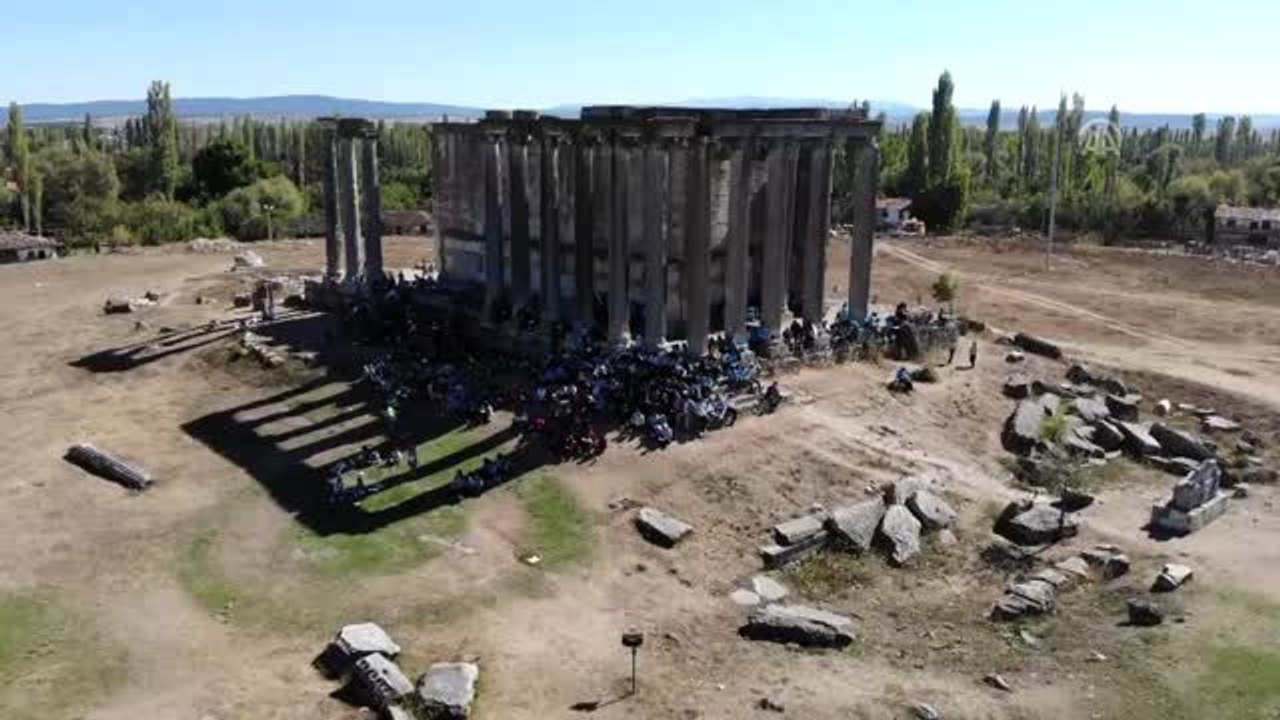 "Tarihin sayfalarında" kitap okudular