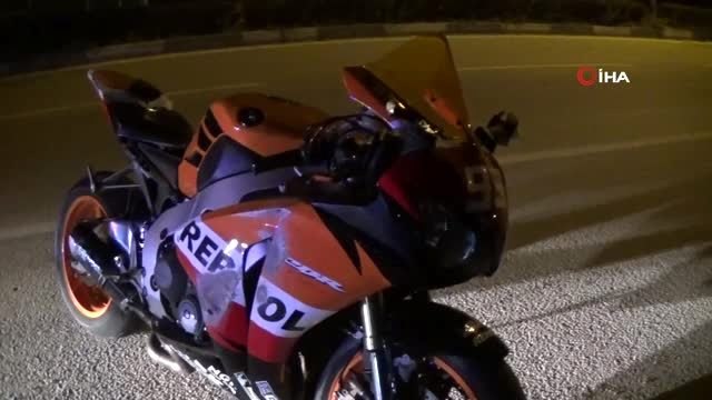 Tek teker üzerinde gitmeye çalışan motosiklet sürücüsü az daha canından oluyordu