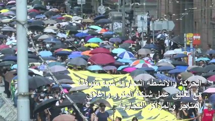 متظاهرو هونغ كونغ يتحدون حظر ارتداء الأقنعة والحركة شبه متوقفة بالمدينة