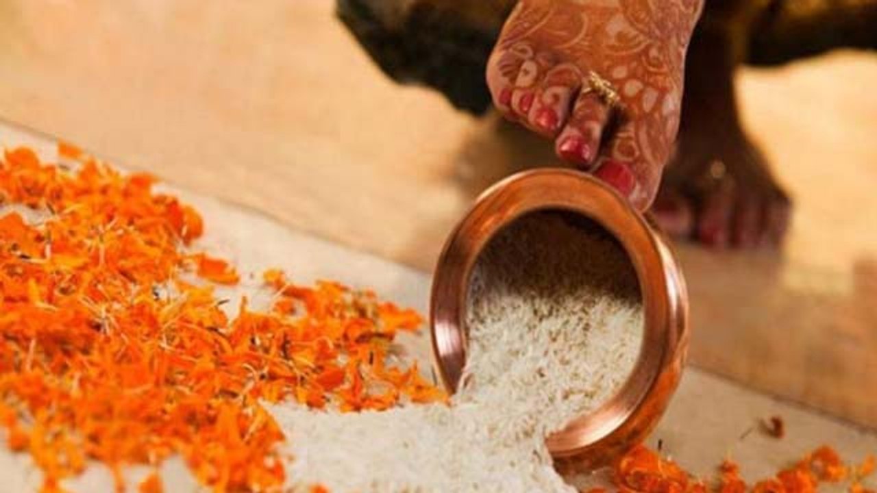 नये घर में प्रवेश करते समय इन बातों का रखें ध्यान | ग्रह प्रवेश के नियम | Boldsky