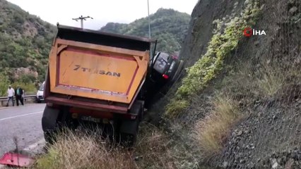 Tırın çarpıp yamaca sıkıştırdığı aracın sürücüsü ölümden döndü