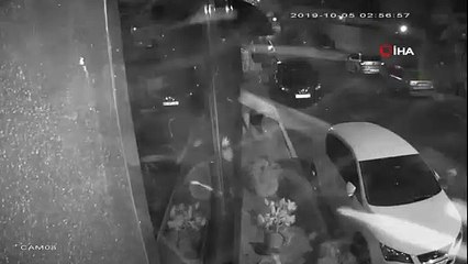 Maltepe’de okul çatısının araçların üzerine devrilme anı kamerada