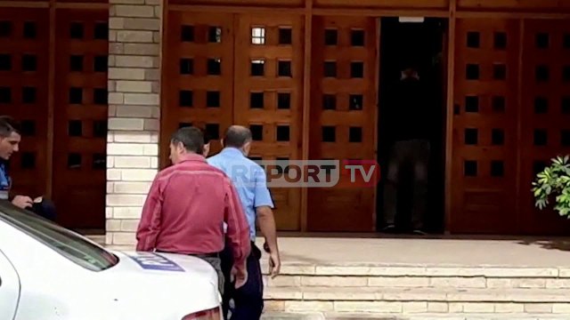 Report TV -Tender fiktiv/ Lihen në burg dy zyrtarët e Shërbimit Spitalor të Tepelenës,