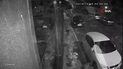 Okul çatısı araçların üzerine düştü; o anlar kamerada