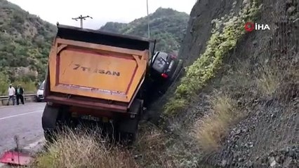 Hafriyat kamyonunun çarpıp yamaca sıkıştırdığı aracın sürücüsü ölümden döndü
