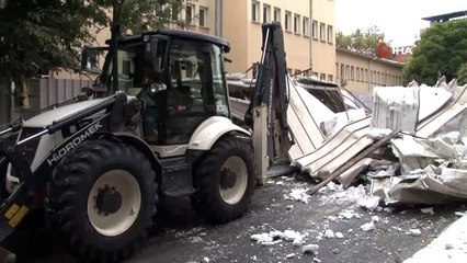 Maltepe'de araçların üzerine devrilen okulun çatısının enkazı kaldırıldı