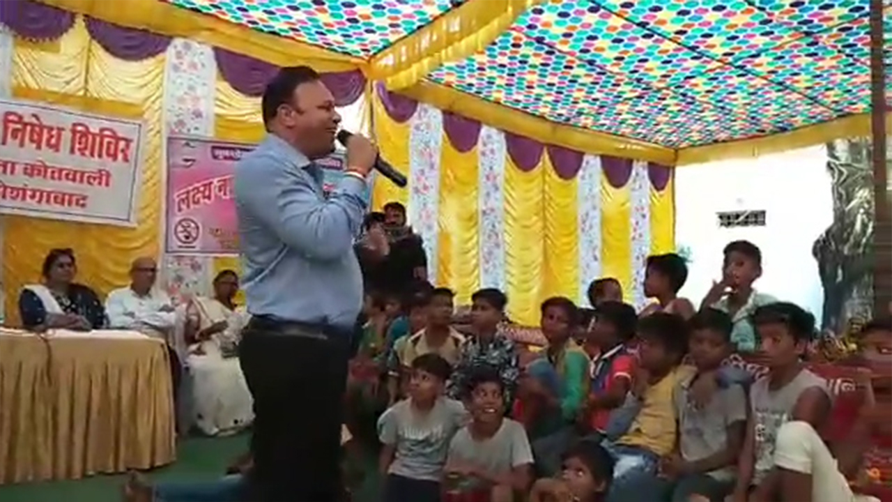 VIDEO : मद्य निषेध शिविर में बहके ASP ने दिए शराब पीने के टिप्स, बोले-‘घर में बैठकर पीनी चाहिए’