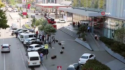 Samsun'da şiddetli rüzgar nedeniyle otelin kırılan camı yola düştü
