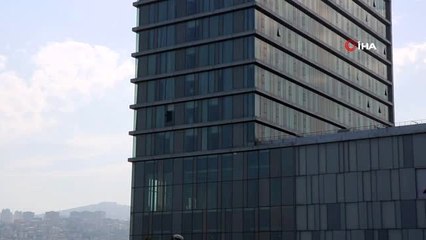 Samsun'da şiddetli rüzgar nedeniyle otelin kırılan camı yola düştü