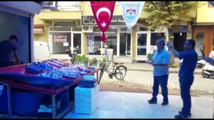 Yakaladığı 2 metrelik köpek balığını sergiliyor - BURSA
