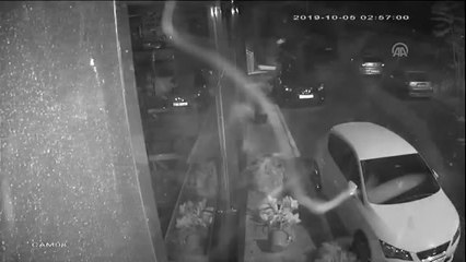 Maltepe'de okulun çatısı araçların üzerine düştü (2)