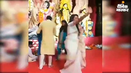 दुर्गा पूजा करने पहुंची रानी मुखर्जी