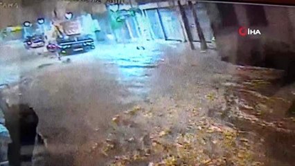 Edremit'te aşırı yağmurda göle dönen yollarda çöp konteynerleri yüzdü