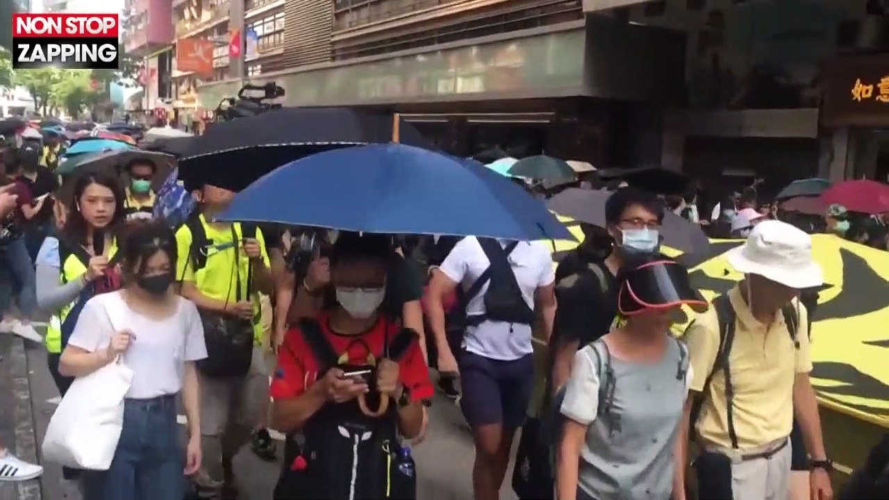 Hong Kong : des manifestants portent un masque malgré l'interdiction des autorités (vidéo)