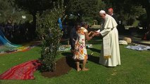 Vor Amazonas-Synode: Papst Franziskus pflanzt Eiche im Vatikan