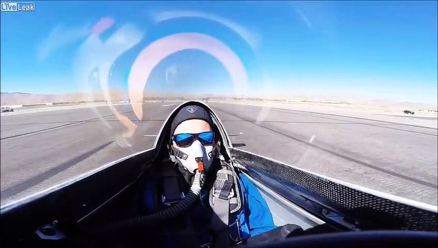 Ce pilote d'avion s'en sort indemne par miracle d'une manoeuvre sur la piste !