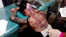 Au salon du tatouage de Périgueux, une femme se fait tatouer la nuque