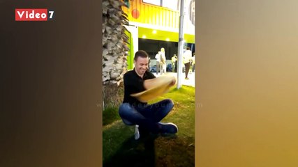 رقصة تنورة بالبيتزا تبهر زوار شارع 306 فى الدقى