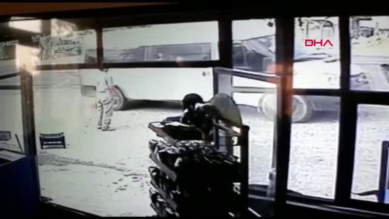 Şanlıurfa kavgaya müdahaleye giden jandarma otobüsü tırla çaprıştı 16 yaralı-2ek