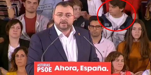 Las redes se parten la caja con lo que ocurrió en este mitin del PSOE en Oviedo: atención al chico de atrás