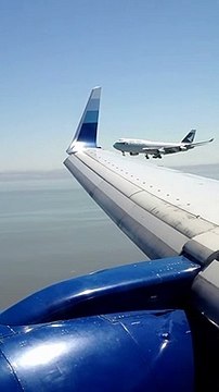 Ces deux avions sont sur le point d'atterrir en même temps sur la même piste