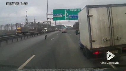 Un camion perd un pneu en pleine autoroute... Grosse panique