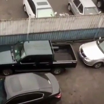 Ce conducteur réussit l'impossible en sortant de cette place de parking