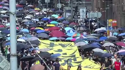 Manifestantes con máscaras desafían al gobierno de Hong Kong