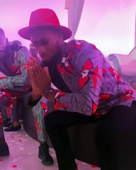 Enjaillement ! Ils s'éclatent à une cérémonie; les pas de danses sont déments