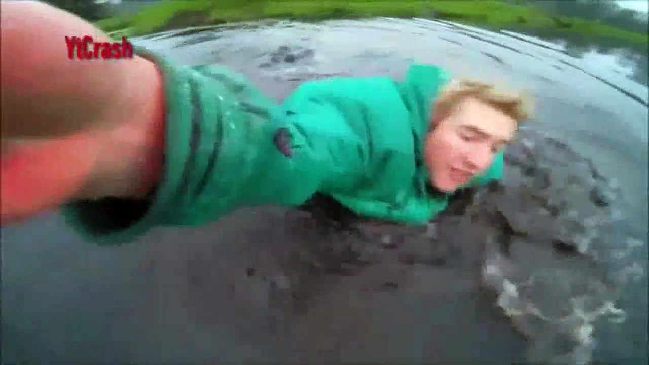 Detik-detik Pesawat Menabrak Orang yang Sedang Terbang. Kejadian yang Terekam Kamera!