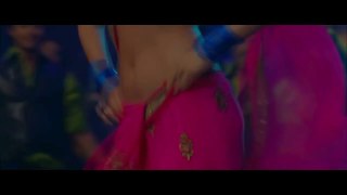 Bollywood hottie Kareena kapoor hot navel show and belly dance in pink saree that is very beautiful and full of romance