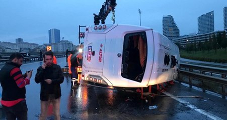 TEM Otoyolu'nda servis midibüsü devrildi: 16 yaralı