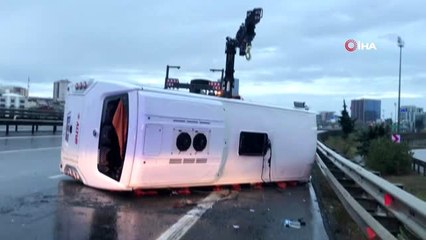 TEM Otoyolu'nda servis midibüs devrildi; 11 yaralı