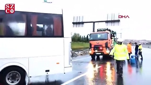 TEM otoyolunda servis minibüsü devrildi